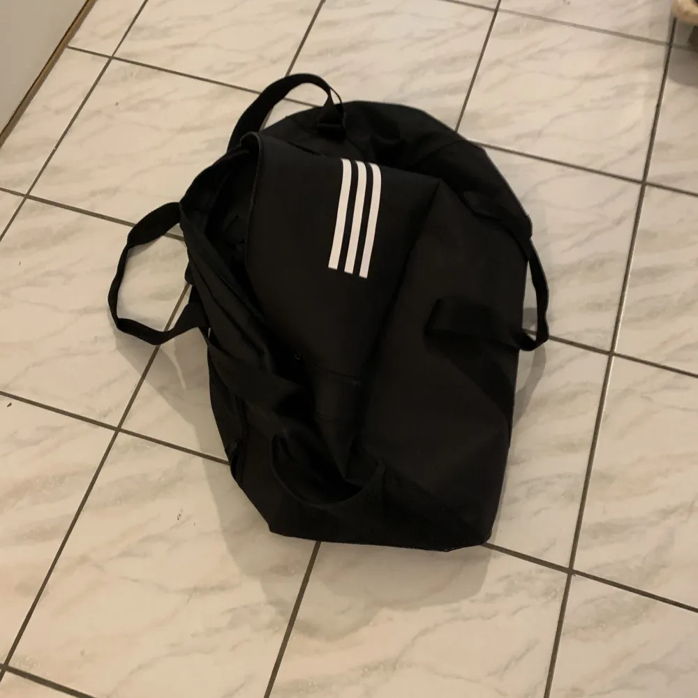 Adidas sport väska  Använd två gånger  Tycker den är för stor för mig . Väskor.