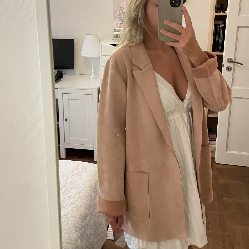 Supersnygg tunn jacka i mocka från ZARA, beige/rosa färg. Mycket omtyckt och använd mycket men i superskick. Perfekt till sommarkvällar. Storlek S. Takit.