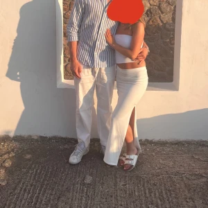 Bershka kjol - Denna populära kjol från Bershka, i vit. Storlek xs. Lappen syns igenom men den går att klippa bort  