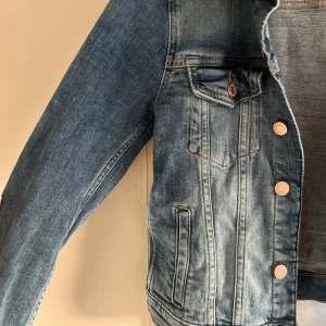 Jeansjacka💙 - Säljer en gammal jeansjacka som är för liten för mig💙 Jackan är i mycket bra skick. Det står att storleken är 38 men denna jacka är för liten för mig som vanligtvis bär S, alltså är jackan väldigt liten i storlek.