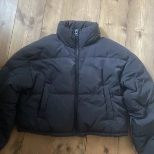 Jacka - Svart cropped jacka i strl S. Jättefin och skön. Helt utan defekter och superfint skick!!