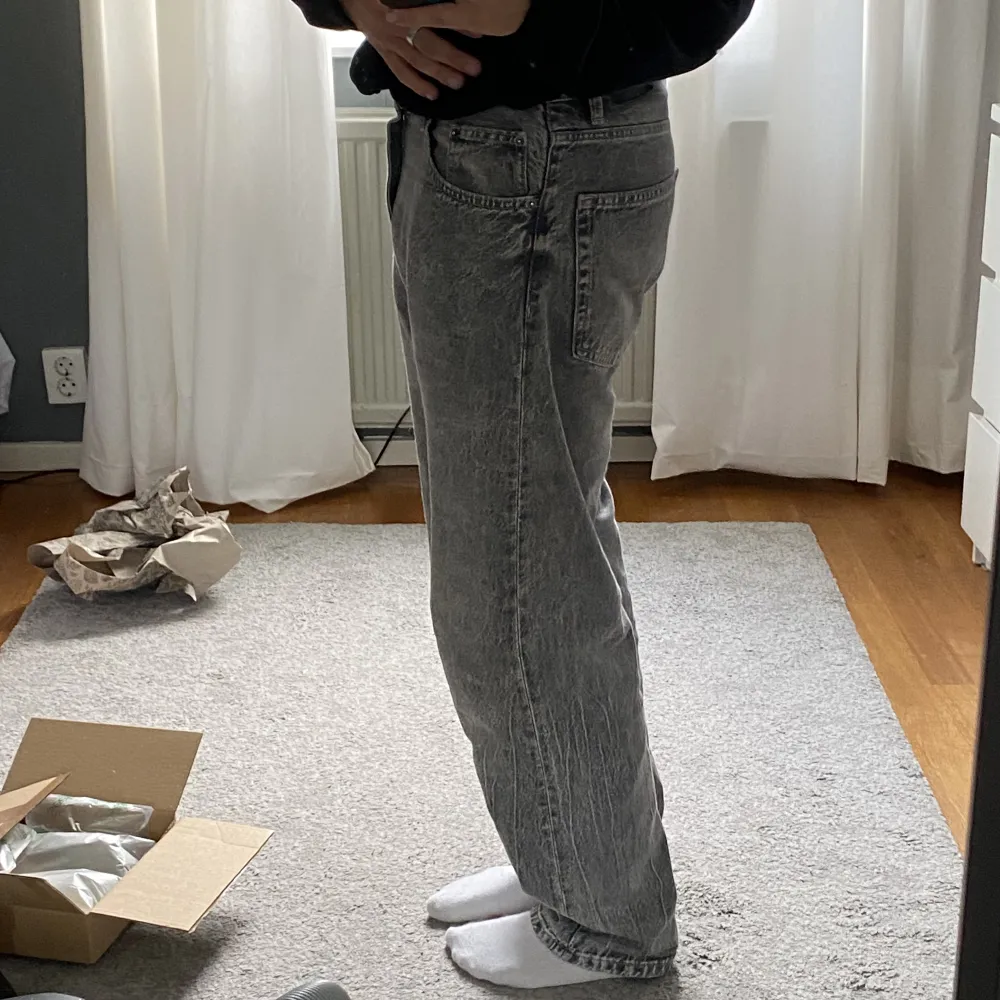 Säljer ett par fina Bershka loose fit jeans i sjukt fin grå. Byxorna är nästan aldrig använda och passar mig bra som är 177cm . Jeans & Byxor.