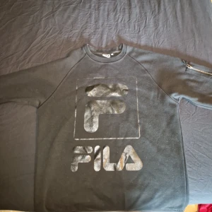 Fila sweater - Sparsamt andvänd bra skick sitter slimmat även fast de är en Large 