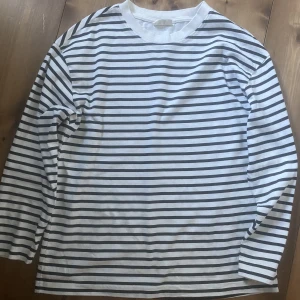 Randig tröja - Jättefin långärmad randig tröja. Perfekt för alla olika stilar. Tröjan är i strl S och köpt på Gina tricot. Superfint skick utan defekter. Säljer för att den inte kommer till så mycket användning. 