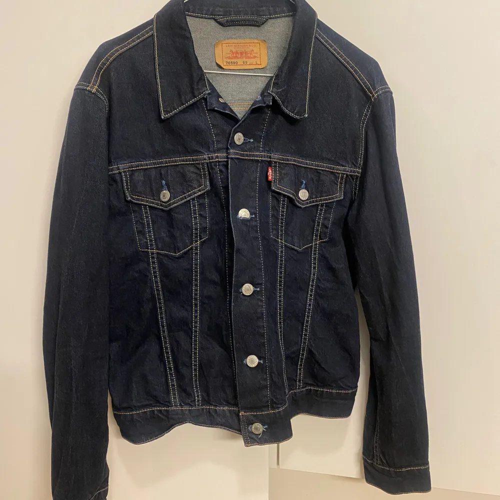 Säljer en oanvänd vintage Levi’s jeansjacka på grund av att jag har en liknande. Jackans originalpris var 1399kr, men säljer nu för endast 350kr. På taggen står det att jackan är i storleken L, men skulle säga att den är mer utav en M eller en oversize S.. Jackor.