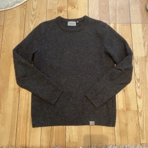 Carhartt stickad sweatshirt  - Carhartt stickad tröja sweatshirt i strl S. Superfint skick. 