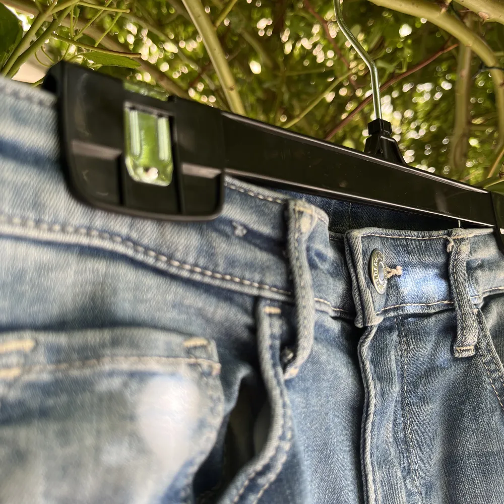 Skinny fit- och high waist jeans i storlek 158. En defekt (sista bilden), därav det låga priset. I övrigt är de som nya💕 Färgen är lite ljusare blå än första bilden. . Jeans & Byxor.
