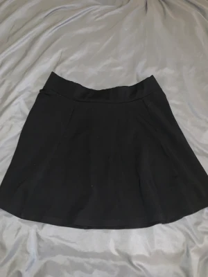 Kjol - Svart kjol med dragkedja bak från hm