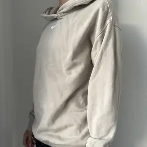 säljer denna hoodie från nike i urtvättad beige stil. använd fåtal gånger och i nyskick! I storlek xs, men passar även s. 