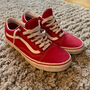 Vans - Röda vans schysst cond. Storlek 42