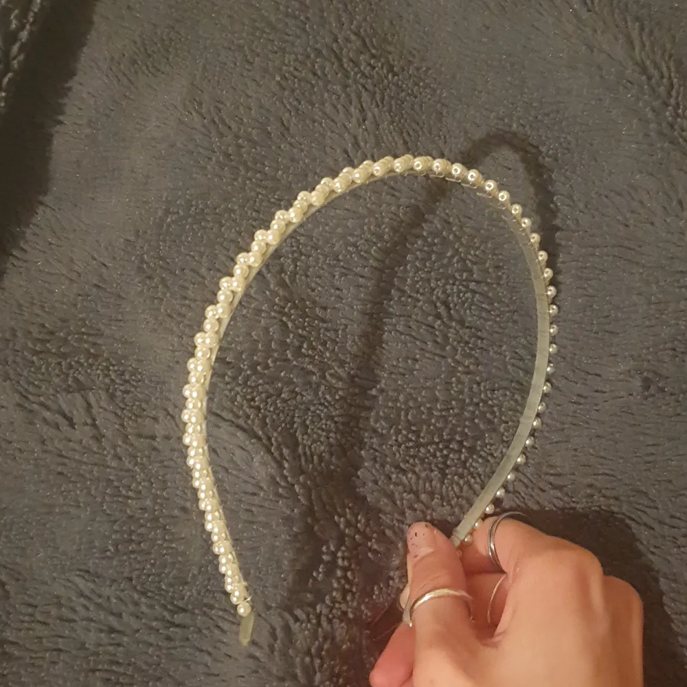 Ett pärl hårband ifrån HM, använt ca 2 gånger, säljer då den inte riktigt är min stil längre OBS: inte riktiga pärlor. Accessoarer.