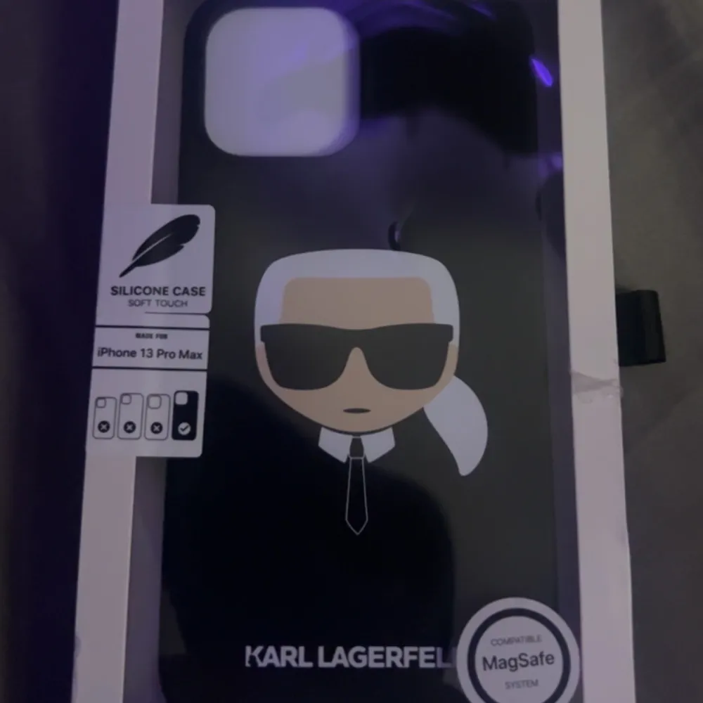 Hej säljer mitt Karl Lagerfeld skal, för jag känner att det inte kommer till användning, o köpte det för några veckor sen och slängde det man kan skicka tbx det med så går tyvär inte och skicka tbx, aldrig använt. Och det kostade 399 från början.. Övrigt.