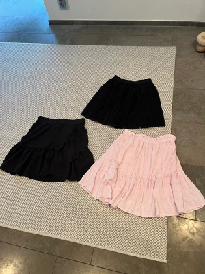 Kjolar  - Tre kjolar i jätte bra skick. 1 för 50 eller alla tre för 100. Skicka dm för mer info. 