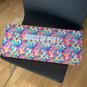 Smycken från filmen Birds of prey - Smycken som är kopior från filmen Birds of prey. Lådan är lite skadad på kanterna. Jag köpte den för ca 1200 kr och smyckerna är knappt använda. Det finns även med förlängning till shokern. 