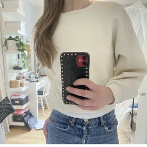 Tjocktröja  - Super fin tjocktröja som jag inte använder längre den har även en liten fläck se bild 2 men de är inget som märks så tydligt 