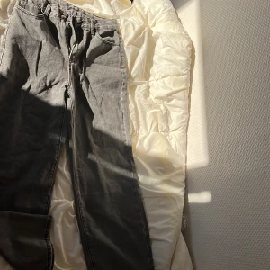 Raka byxor S/M - Säljer då dom ej passar mig har inte heller användt dom