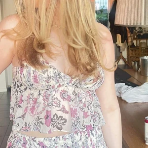 Zara topp - Säljer denna fina topp, storlek M men justerbar o skulle säga mer S💕