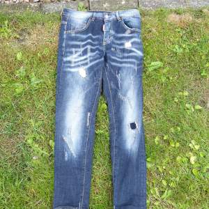 Ett par snygga Dsquared2 jeans jag fick med en riktig snygg backtab och är helt äkta såklart och pyttesmå syn på användning