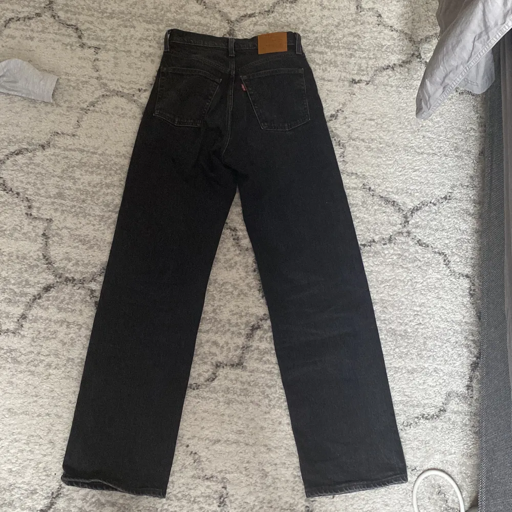 Levis jeans, sitter jätte fint där bak och formar. Storek 24/Xs. Säljer för 250kr.. Jeans & Byxor.