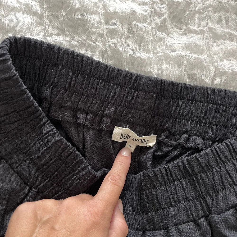 Svarta Breezy Pants från Djerf Avenue i strl. S. Använd fåtal gånger. Säljer även matchande skjorta om man är intresserad.. Jeans & Byxor.