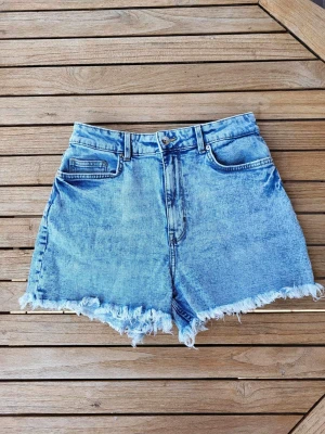 Shorts - Båda är i fint skick och hög midja ! 100kr st båda för 150kr, frakt tillkommer!💕