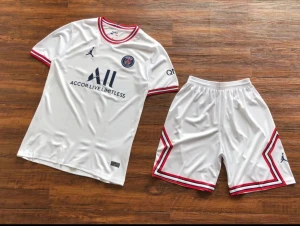 PSG T-shirt - Jag säljer ett par nya PSG T-shirts tillsammans med shorts för endast 659 kr. Leveransen tar ungefär 2 veckor. Eller så kan vi mötas upp i Västerås. Finns i alla storlekar. 