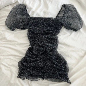 Klänning med puffiga armar💐 - Klänning är från hm och bara använd en gång, i storlek 34🫶🏻