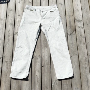 Valient jeans  - Ett par sköna jeans som är i ny skick, inge hål eller synligt slitage. Storlek L men inget för långa ben 