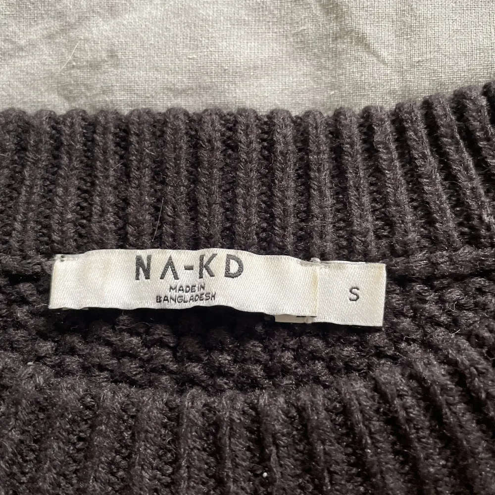 Sparsamt använd stickad tröja från NA-KD som är i en lite kortare modell med ballongärmar🔥 strl S, passar XS oxå. Stickat.