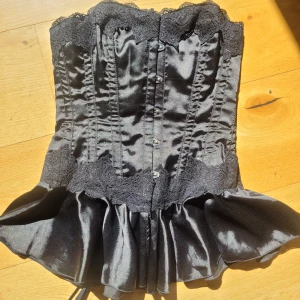 Äkta korsett i satin storlek S - Vacker overbust korsett i satin storlek S. Med rygglap. I fint skick. 