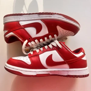 NIKE DUNK LOW ’WHITEBOARDEN GYM RED’ - Säljer mina snyggaste sommarsneakers, Nike Dunk low i färger ”white gym red”. Storlek: 36. Nypris: ca 2500 kr säljer för 1500 kr. 