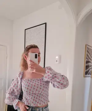 Blommig blus som jag bara har använt 1 gång. Kan användas on och off shoulder. Är likadan bak och fram! 