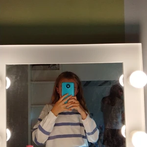 Tröja - Fin vit blå tröja som jag inte har använt så mkt men har blivit för liten i ärmarna 