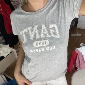 Gant 🩶 - En supersnygg tshirt från gant 🩶  Storlek S och är i lite använt skick! 