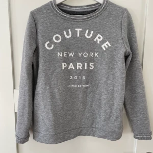 Lyxig grå tjocktröja - Grå supermjuk tjocktröja i lyxigt material. Från märket Soaked in Luxury! 