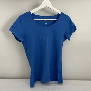 Trendig blå t-shirt - Jättefin blå t-shirt i nyskick, storlek xs!💖
