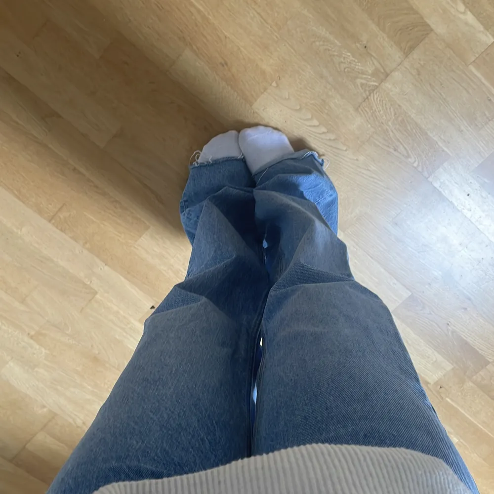 Ett par jeans från zara som inte passar längre, är i storlek 34 men passade som 36. De är normalmidja på jeansen.😚. Jeans & Byxor.