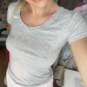 Calvin Klein - Otroligt stilren tshirt från Calvin Klein! 🩶Storlek S och är i jättebra skick!