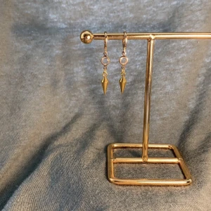 Sthlmstilsmycken  - Så snygga örhängen  Köp för 119kr/st  Eller  200kr/par  Modell 075