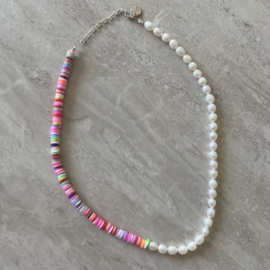Safira necklace - Safira Pearl/rainbow necklace  Original price 499kr but they don’t sell It anymore! Perfect condition :) 