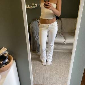 Knappt använda lågmidjade bootcut jeans. Dem är i väldigt bra skick och har inga fläckar. Jag är 168 cm lång💗Skrivit till mig vid intresse eller frågor💗