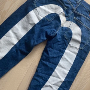 EVISU JEANS - säljer mina älskade evisujeans eftersom att de är lite för stora. strl 34. köpta på plick. tyvärr inte tillräckligt använda för att behålla. bra skick. pris kan diskuteras vid snabb affär😊