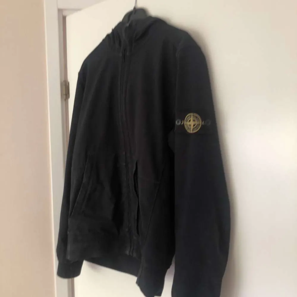 Hejsan, hjälper nu min storebror att sälja sin stone island jacka. Jackan är som ny och har inge defekter. Pris är eh hugget i sten!! . Jackor.