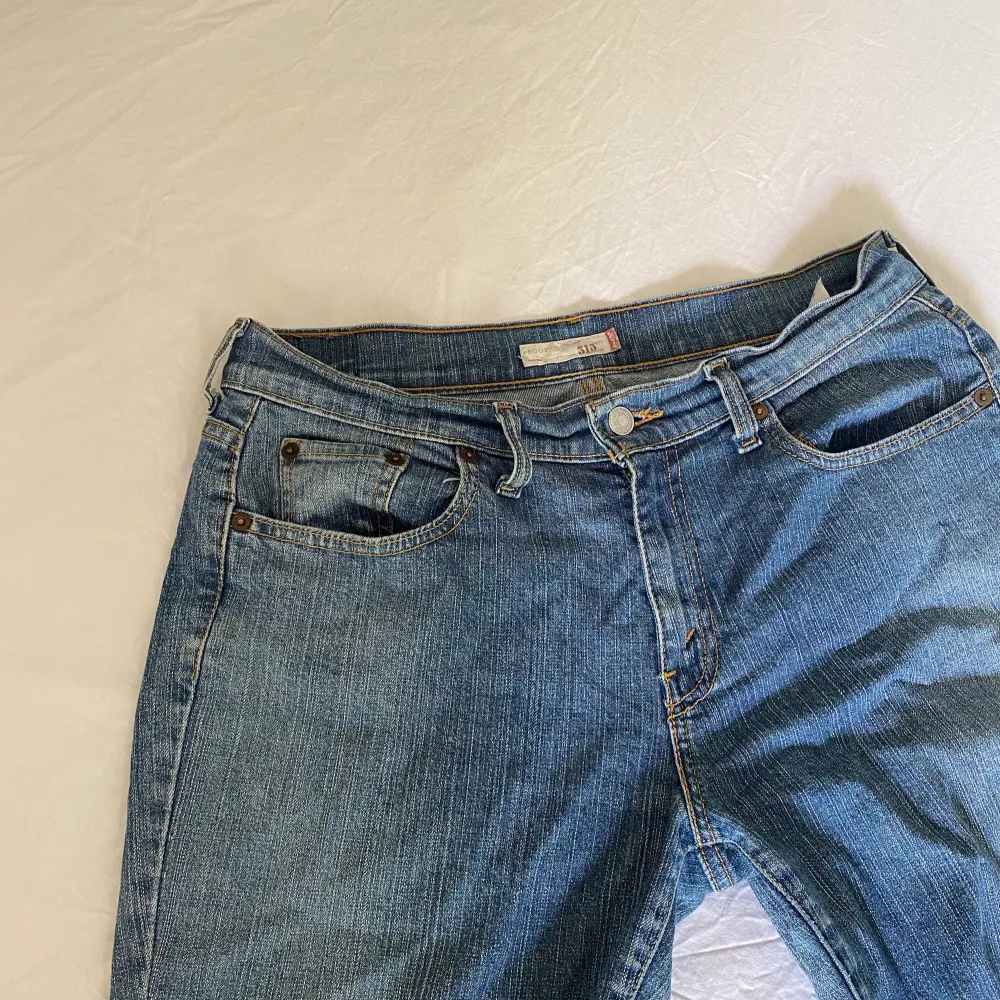 Bootcut jeans från Levis med låg/ midwaist. Trasig på baksidan av byxan vid ”lappen”. Storlek M/L, säljer då de är för stora för mig 😇. Jeans & Byxor.
