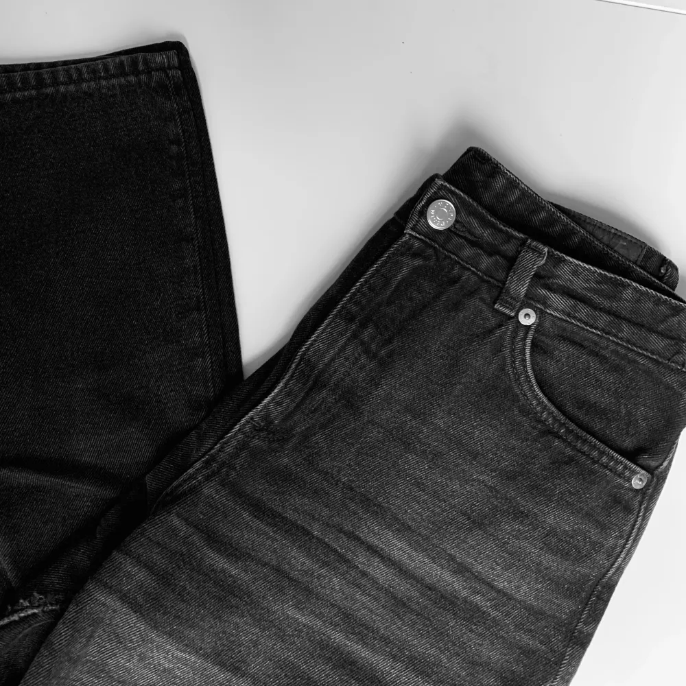 Så sköna högmidjade jeans från Monki i modellen Taiki. Loose fit och croppade ben🌷stl 27 dvs passar en vanlig M! Lite slitna på insida lår men inget som syns✨. Jeans & Byxor.