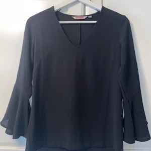 Svart blus  - Svart blus från indiska. V-ringad och vida ärmslut. Storlek XS. 