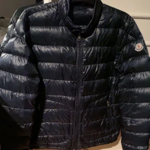 Moncler jacka - Säljer denna moncler jacka i skick 9/10, inga tecken på användning💕Säljer denna åt min brorsa.