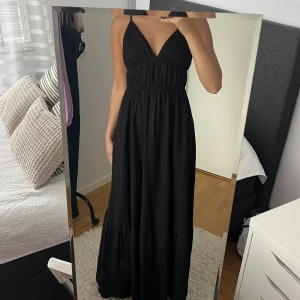 Svart sommarklänning - maxiklänning - En svart sommarklänning som endast är använd få gånger. Väldigt fin och elegant! Storlek S🖤