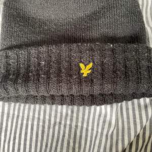 Säljer min lyle scott mösaa bra skick 