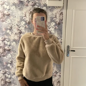 Beige teddytröja🤎 - Beige teddytröja från Newyorker i bra skick. Mjuk och bra kvalité, den är i storlek XS. Säljs för 100kr.